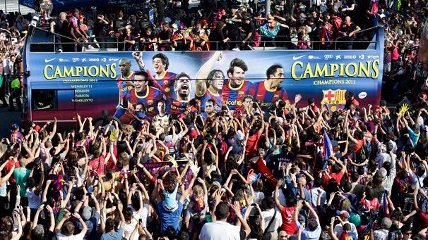 Adoring fans greet returning FC Barcelona