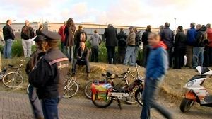 Crowd witnesses Mladic arrival at The Hague