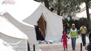 Des milliers de déplacés se massent à la frontière syrienne