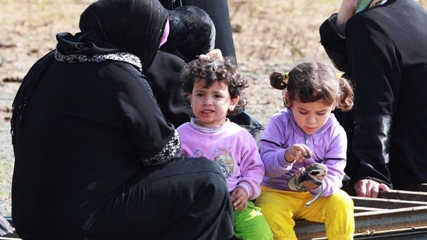 Red Crescent erects tents for Syrian refugees