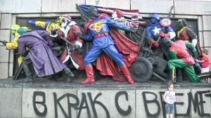 Un monument soviétique transformé par des plaisantins à Sofia