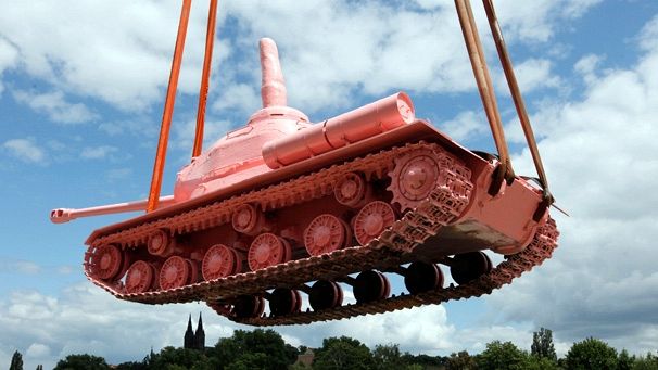 Famous pink tank rolls back into Prague