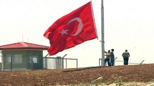 Syria-Turkey border: troops and refugees increase