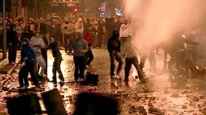 Irlande du Nord: La fête du 12 juillet assombrie par des heurts entre catholiques et protestants