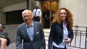 Les parlementaires britanniques renforcent leur pression sur Murdoch et ses proches