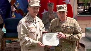 Le général Petraeus passe la main à John Allen en Afghanistan
