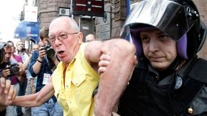 Police detain protesters in Moscow
