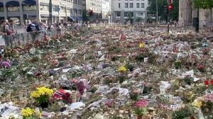 Le Parlement norvégien rend hommage aux victimes des attentats