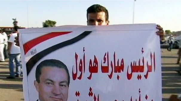 Mubarak supporters and opponents clash outside court