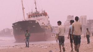 Oil spill threatens Mumbai beaches