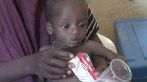 Un avion chargé d’aide humanitaire atterrit à Mogadiscio