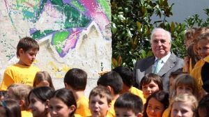 Helmut Kohl reçoit un morceau du mur du Berlin