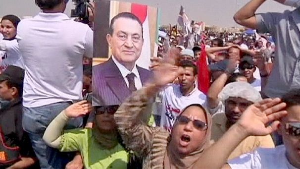 Clashes erupt outside Mubarak’s trial