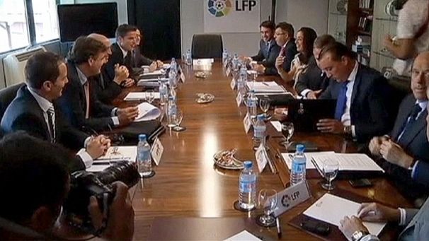 Spanish footballers extend strike