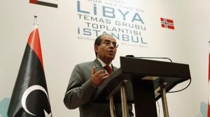 Le CNT fait de Tripoli sa capitale, les rebelles poursuivent la traque de Kadhafi