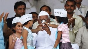 En Inde, le militant anti-corruption Anna Hazare met un terme à sa grève de la faim