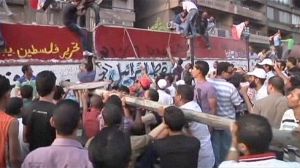 Des Egyptiens détruisent le mur de l’ambassade israélienne