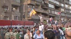 Le Caire: l’ambassade israélienne envahie par les Egyptiens