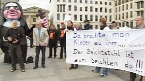 Une petite manifestation à Berlin contre la venue du pape