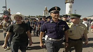 Les polices française et italienne à la fête de la bière