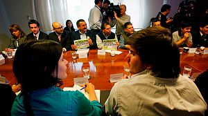 Chile students end talks, continue strikes