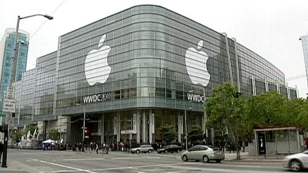 Apple without Jobs faces its rivals