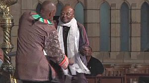 Afrique du Sud: le vigoureux Desmond Tutu souffle ses 80 bougies