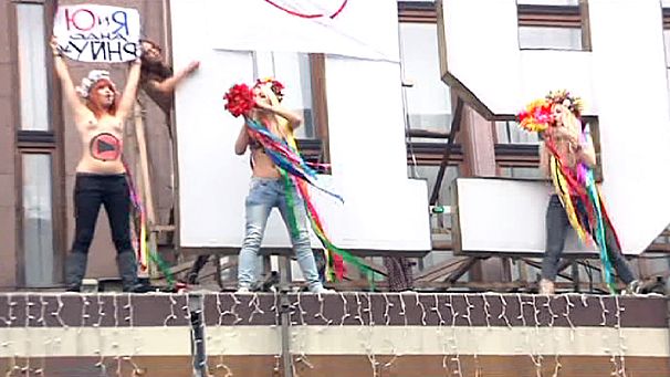 Topless Tymoshenko supporters rally outside court