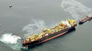 Après la tempête les secours reprennent sur le cargo échoué en Nouvelle-Zélande