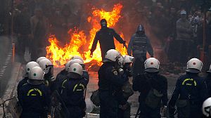 Scontri tra polizia e manifestanti nel centro di Atene