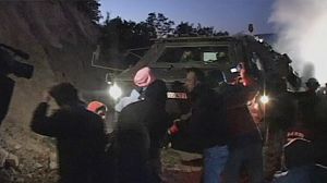 Kosovo : la Kfor commence à démanteler des barricades dans le nord