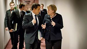 Sarkozy et Merkel font état de “progrès” sur la crise de la dette