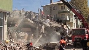 Race against time to find Turkish quake survivors