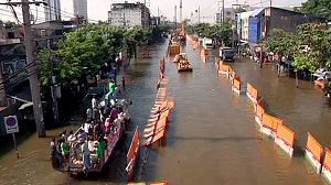 Flooding closes in on Thai capital