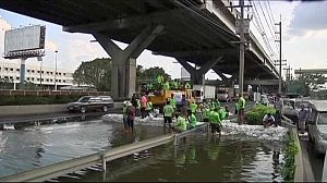 Airport halts flights amid Bangkok flooding