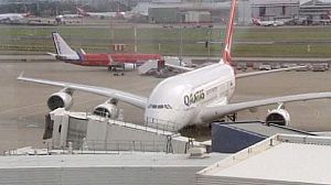 Australian government tackles Qantas strike