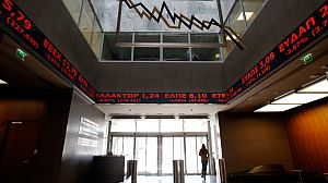 La crise plombe les bourses et révolte les indignés