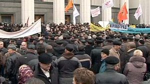 Chernobyl ‘liquidators’ try to storm parliament