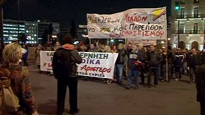 Les Grecs manifestent contre le chaos politique