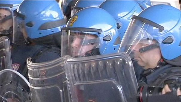 Anti-G20 protesters scuffle with police in Rome