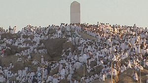 Hajj pilgrims climb Mountain of Mercy