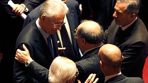 Mario Monti accueilli au Sénat italien comme le “sauveur” du pays