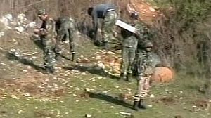 Syria mines border with Lebanon