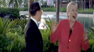 Hillary Clinton tickled pink by Hawaii torch bearer