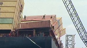 Nouvelle-Zélande : 18 containers retirés du Rena sur les 1200 après la catastrophe