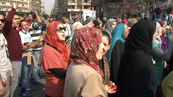 Egypt protesters keep pressure on military leaders