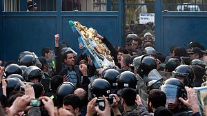 Iran: les intérêts britanniques attaqués par des manifestants déchaînés