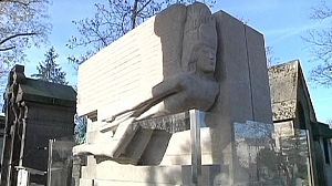 Wilde’s Paris tomb gets glasshouse treatment