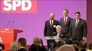 Schmidt attacks Merkel over response to euro crisis