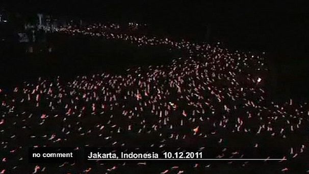 Thousands in torch procession in Jakarta in bid to break world record